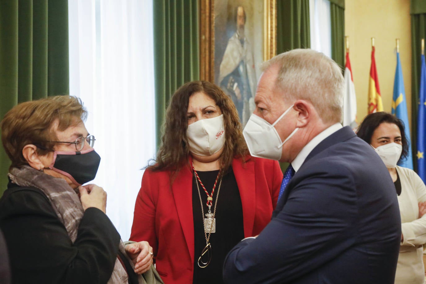 Casi seis meses después de la fecha en la que debería haberse celebrado la gala de entrega en el Teatro Jovellanos, cancelada como todo por la covid, el Pleno aprobó la concesión de los honores y distinciones de la ciudad correspondientes a 2020 en una sesión atípica