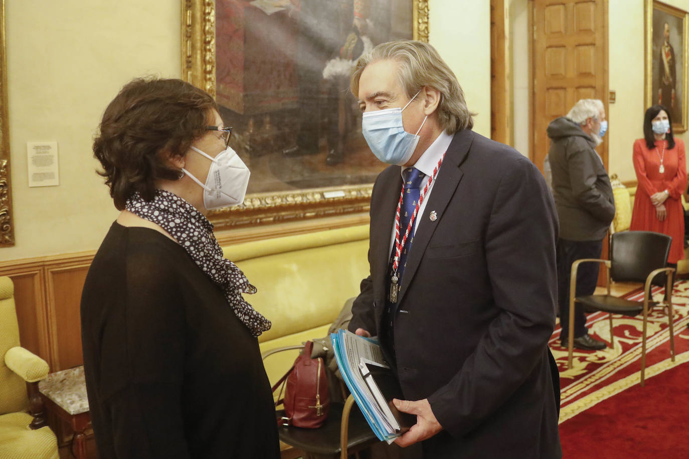 Casi seis meses después de la fecha en la que debería haberse celebrado la gala de entrega en el Teatro Jovellanos, cancelada como todo por la covid, el Pleno aprobó la concesión de los honores y distinciones de la ciudad correspondientes a 2020 en una sesión atípica