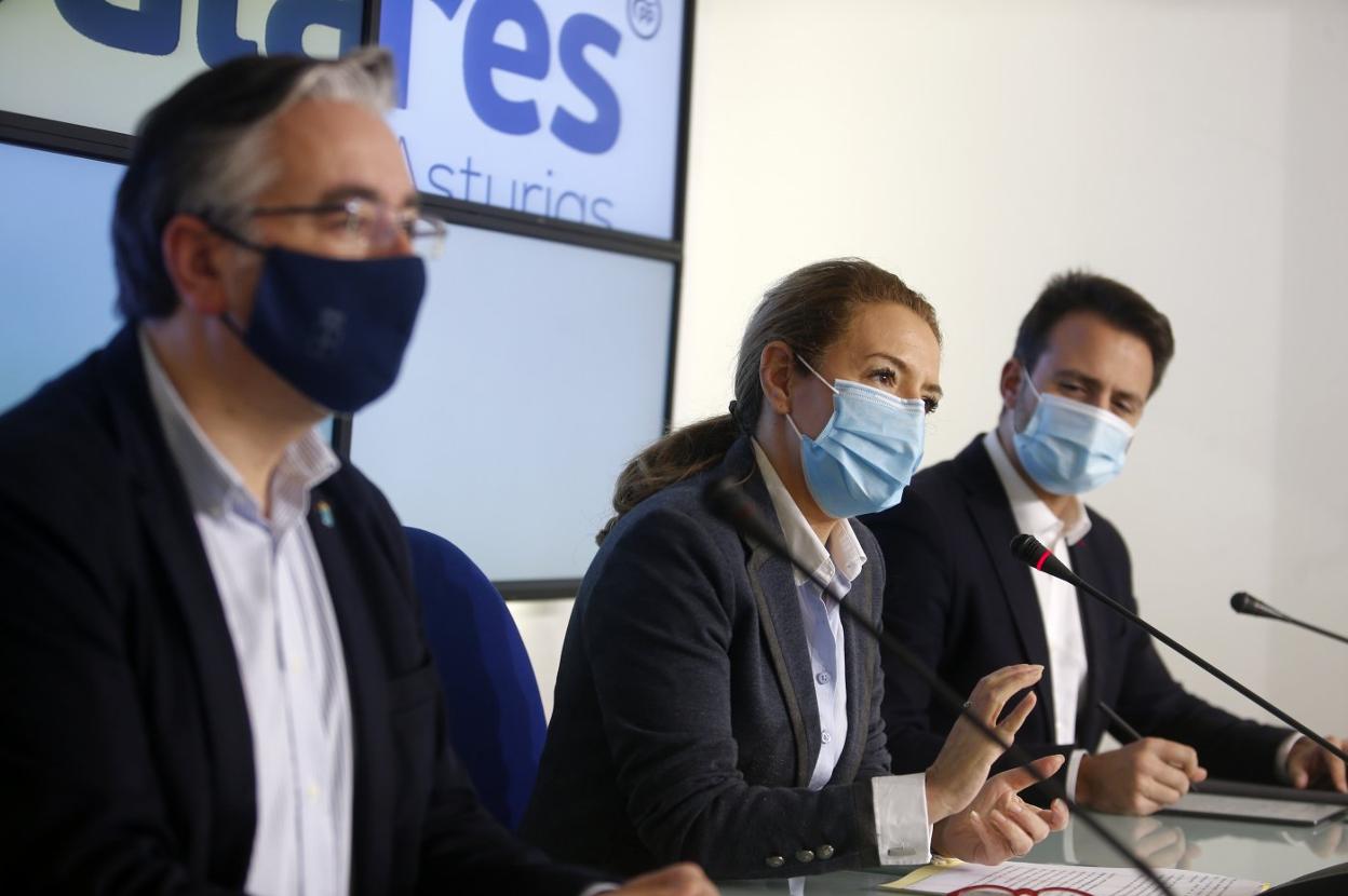 Pablo González, Teresa Mallada y Álvaro Queipo presentan sus enmiendas a la totalidad en la sede del PP, en Oviedo. 