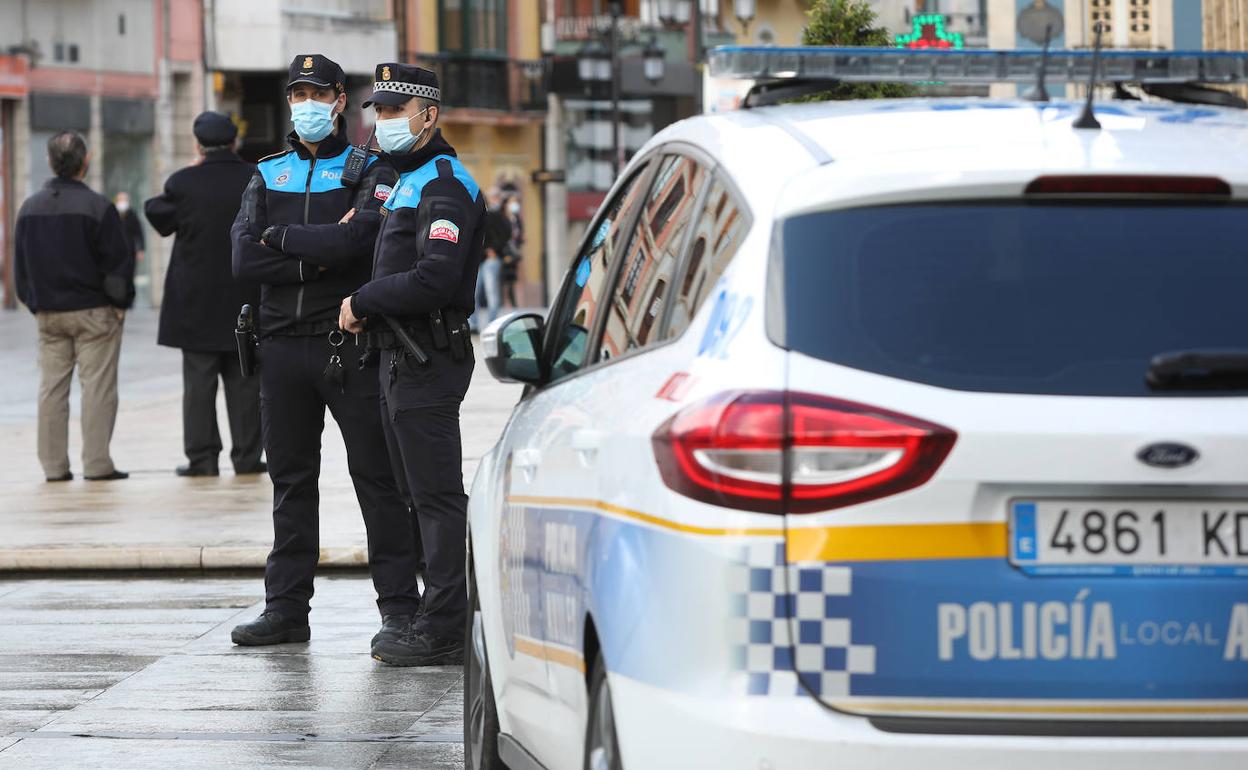 Agentes de la Policía Local de Avilés vigilando en el plaza de España. 