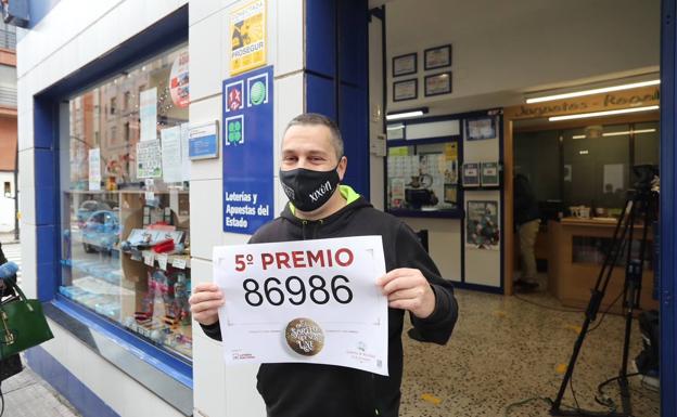 Imagen. Así celebran los asturianos los quintos premios