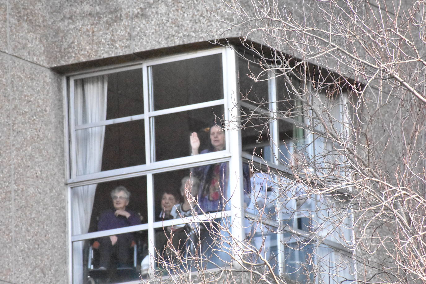 Son sus vecinos. Frente a frente instituto y residencia. Tan juntos pero a tanta distancia. Y en una situación tan especial y tan dura como esta pandemia. Por eso los estudiantes del IES Montevil de Gijón decidieron salir este miércoles delante del instituto para transmitirles ánimos y desearles unas felices fiestas a los mayores de la Residencia Mixta que cada día les ven entrar y salir con sus mochilas. Con bailes, con pancartas y con saludos les hicieron ver que no están solos y que los abuelos son muy especiales. «En enero, volveremos a hacer ruido en el recreo», les han dicho.