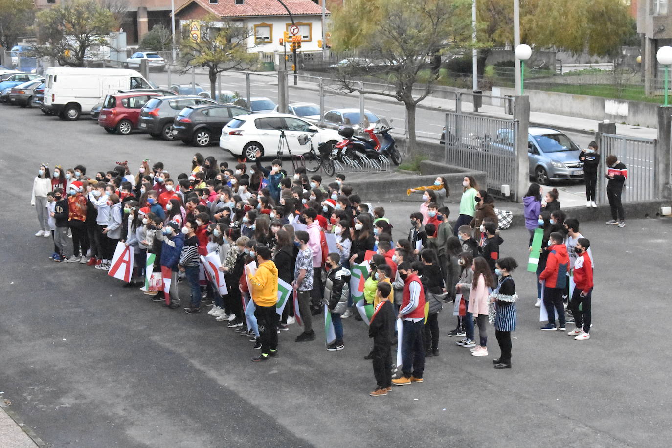 Son sus vecinos. Frente a frente instituto y residencia. Tan juntos pero a tanta distancia. Y en una situación tan especial y tan dura como esta pandemia. Por eso los estudiantes del IES Montevil de Gijón decidieron salir este miércoles delante del instituto para transmitirles ánimos y desearles unas felices fiestas a los mayores que cada día les ven entrar y salir con sus mochilas. Con bailes, con pancartas y con saludos les hicieron ver que no están solos y que los abuelos son muy especiales.