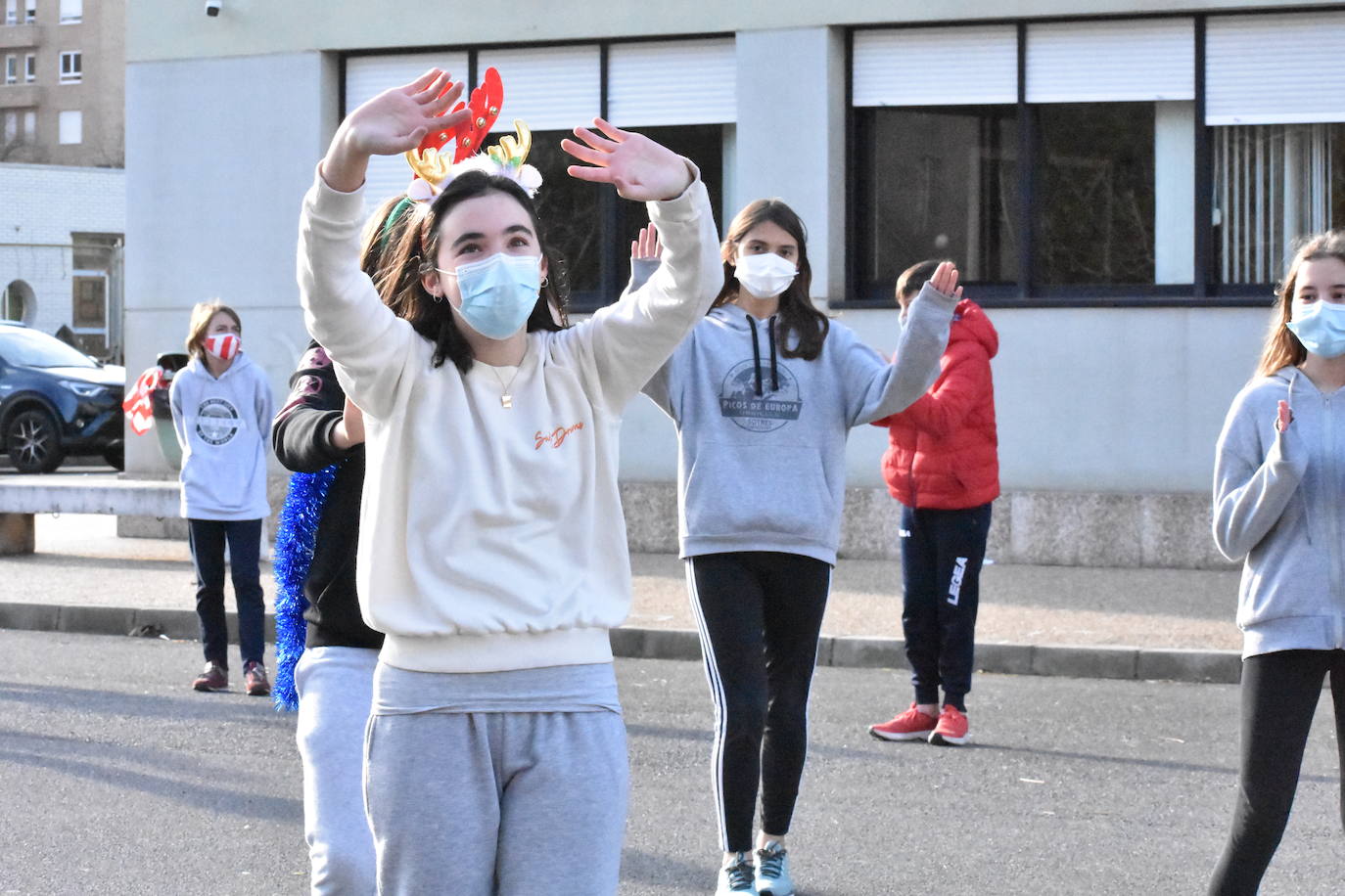 Son sus vecinos. Frente a frente instituto y residencia. Tan juntos pero a tanta distancia. Y en una situación tan especial y tan dura como esta pandemia. Por eso los estudiantes del IES Montevil de Gijón decidieron salir este miércoles delante del instituto para transmitirles ánimos y desearles unas felices fiestas a los mayores que cada día les ven entrar y salir con sus mochilas. Con bailes, con pancartas y con saludos les hicieron ver que no están solos y que los abuelos son muy especiales.