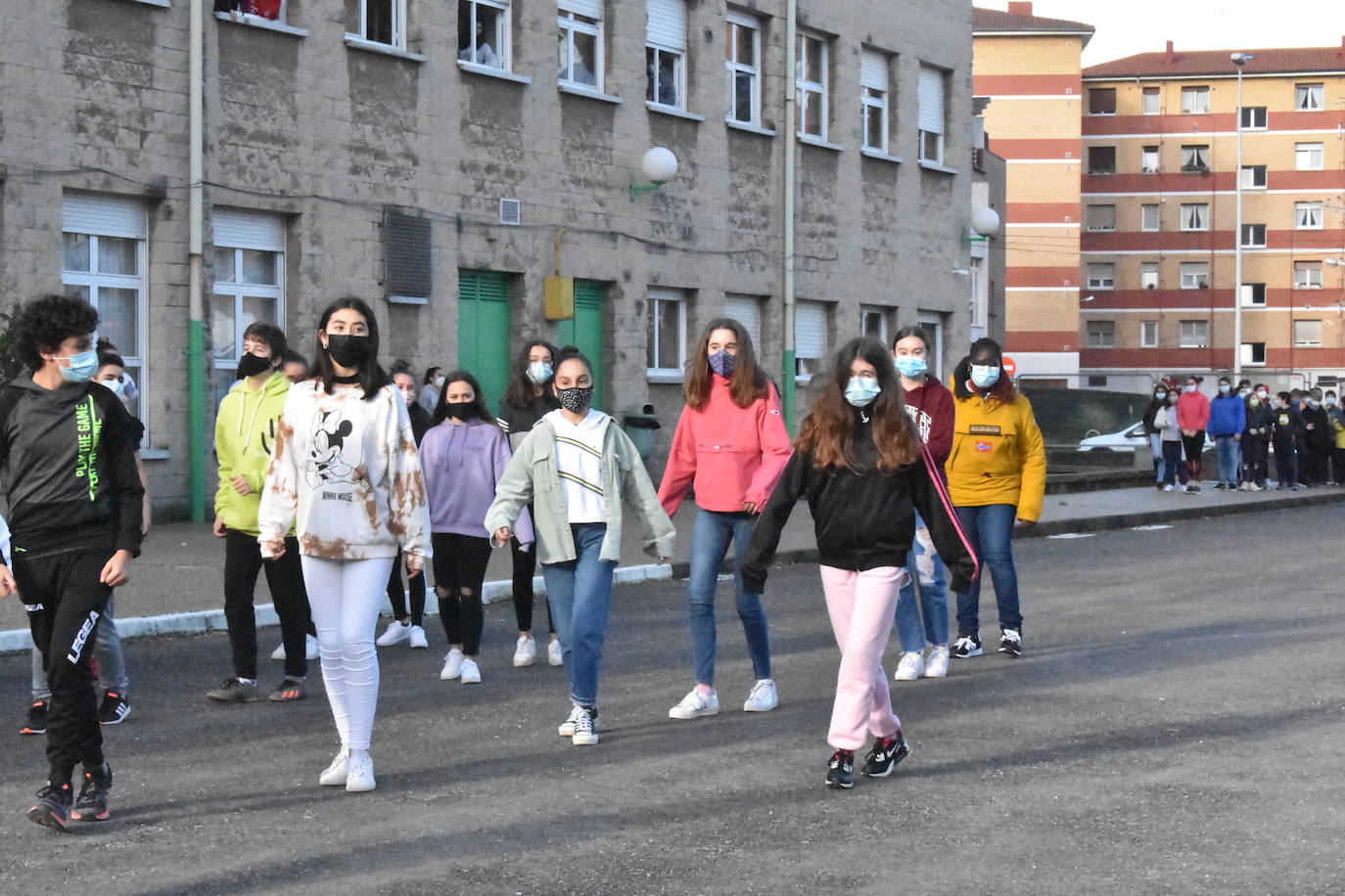 Son sus vecinos. Frente a frente instituto y residencia. Tan juntos pero a tanta distancia. Y en una situación tan especial y tan dura como esta pandemia. Por eso los estudiantes del IES Montevil de Gijón decidieron salir este miércoles delante del instituto para transmitirles ánimos y desearles unas felices fiestas a los mayores que cada día les ven entrar y salir con sus mochilas. Con bailes, con pancartas y con saludos les hicieron ver que no están solos y que los abuelos son muy especiales.