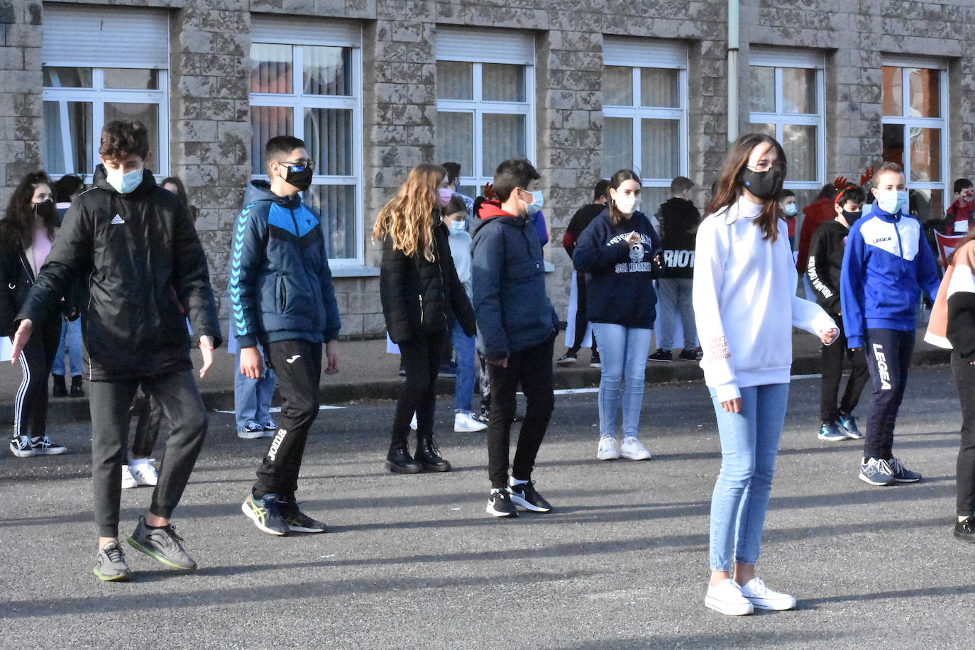 Son sus vecinos. Frente a frente instituto y residencia. Tan juntos pero a tanta distancia. Y en una situación tan especial y tan dura como esta pandemia. Por eso los estudiantes del IES Montevil de Gijón decidieron salir este miércoles delante del instituto para transmitirles ánimos y desearles unas felices fiestas a los mayores que cada día les ven entrar y salir con sus mochilas. Con bailes, con pancartas y con saludos les hicieron ver que no están solos y que los abuelos son muy especiales.