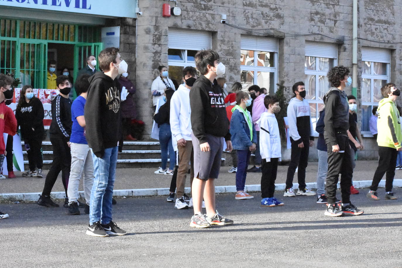 Son sus vecinos. Frente a frente instituto y residencia. Tan juntos pero a tanta distancia. Y en una situación tan especial y tan dura como esta pandemia. Por eso los estudiantes del IES Montevil de Gijón decidieron salir este miércoles delante del instituto para transmitirles ánimos y desearles unas felices fiestas a los mayores que cada día les ven entrar y salir con sus mochilas. Con bailes, con pancartas y con saludos les hicieron ver que no están solos y que los abuelos son muy especiales.