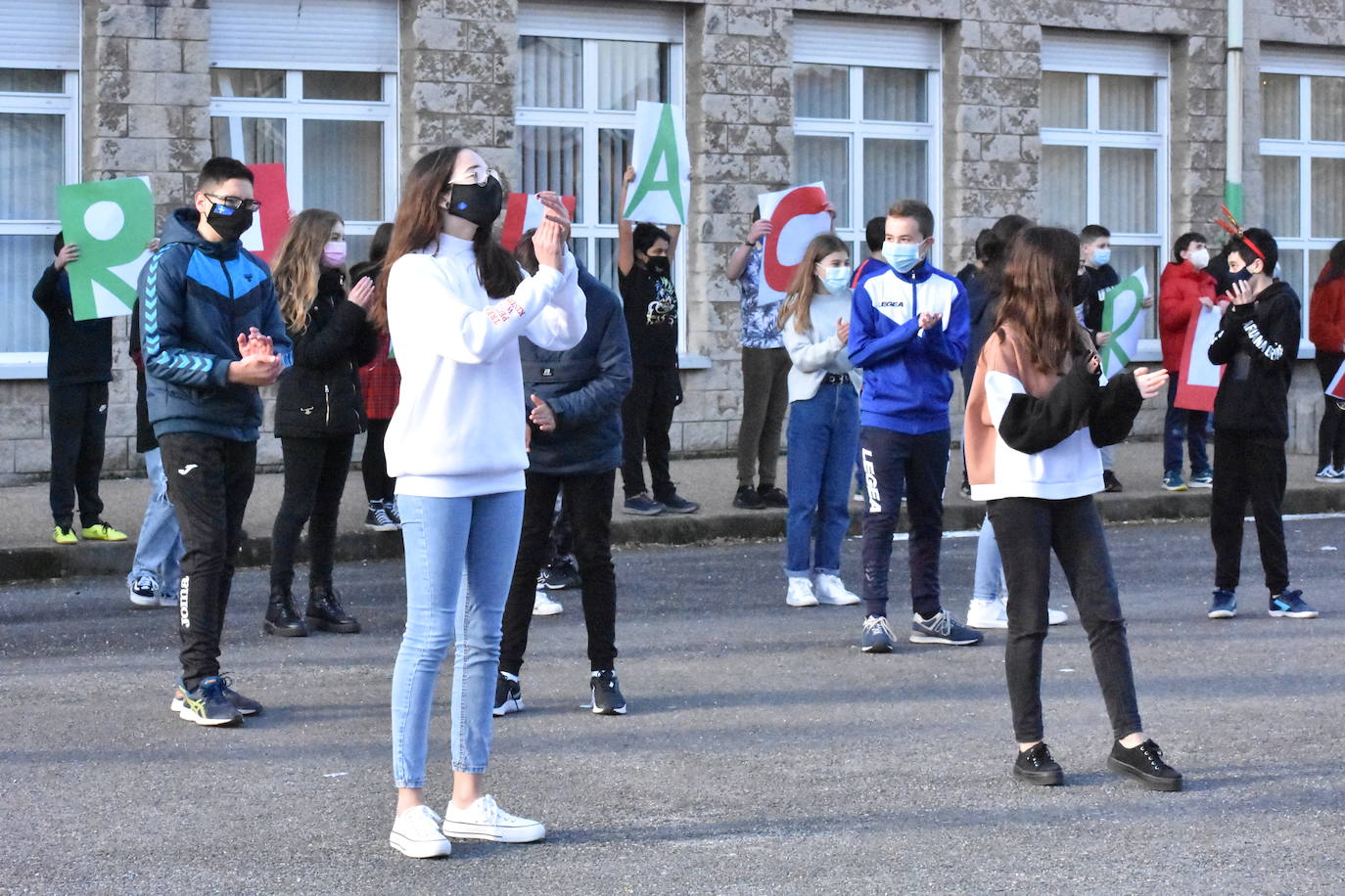 Son sus vecinos. Frente a frente instituto y residencia. Tan juntos pero a tanta distancia. Y en una situación tan especial y tan dura como esta pandemia. Por eso los estudiantes del IES Montevil de Gijón decidieron salir este miércoles delante del instituto para transmitirles ánimos y desearles unas felices fiestas a los mayores que cada día les ven entrar y salir con sus mochilas. Con bailes, con pancartas y con saludos les hicieron ver que no están solos y que los abuelos son muy especiales.