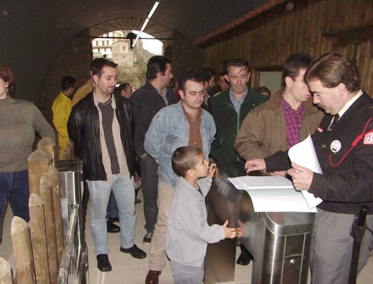 Los primeros viajeros firman los permisos para subir al tren. 