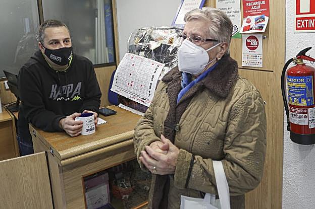 Ludivina Menéndez, con Pedro Martínez, nada más conocer su suerte. 