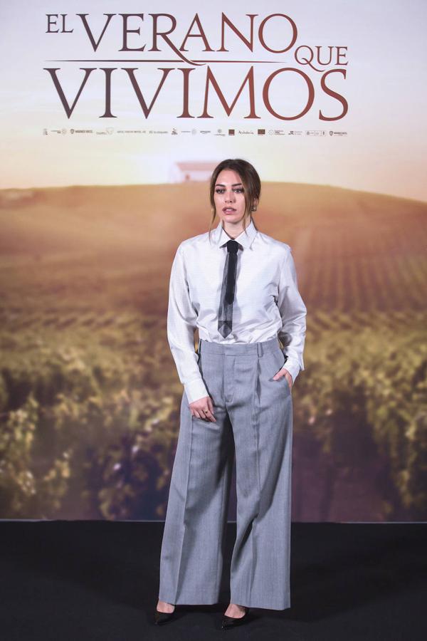 Cada año la actriz Blanca Suárez demuestra que se atreve con los cambios de look más radicales y las tendencias más atrevidas, como esta con la que sorprendió durante la presentación de 'El Verano que Vivimos'. Un look tipo masculino firmado por Dior, que incluía corbata, camisa y pantalón de pinzas ancho. Todo un mix de elegancia y sofisticación que también ha marcado este 2020.