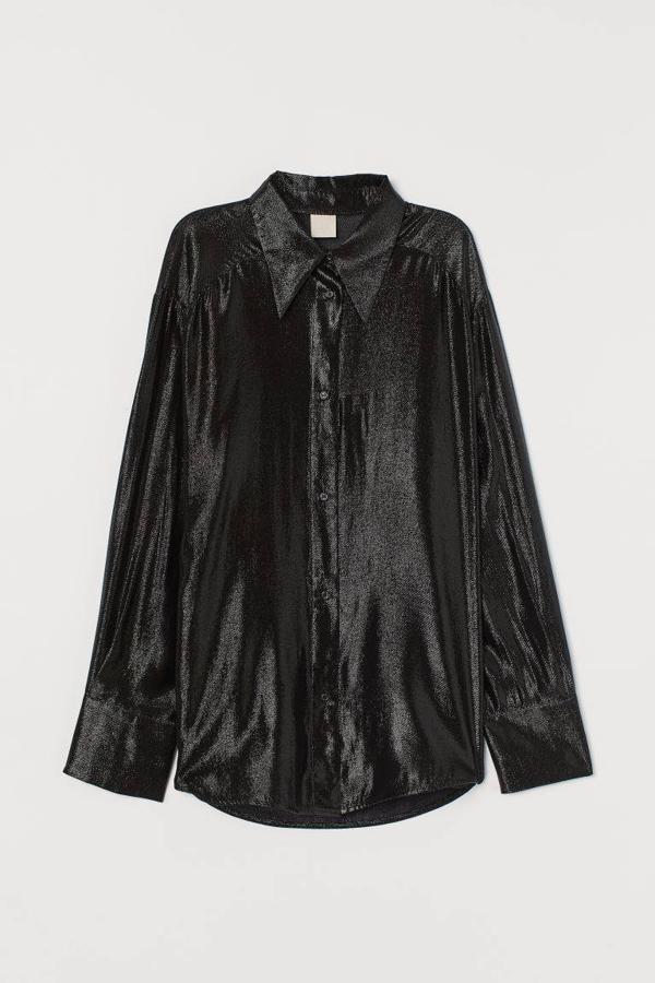 Camisa brillante en color negro de H&M, 39,99 euros.