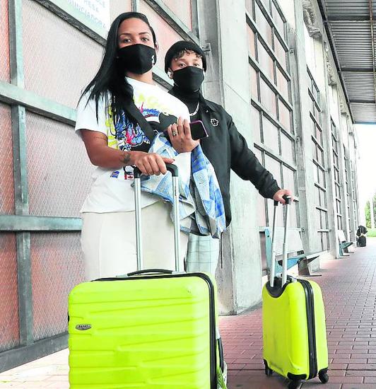 Jessica de Santana y su hijo Bryan, recién llegados a Avilés.