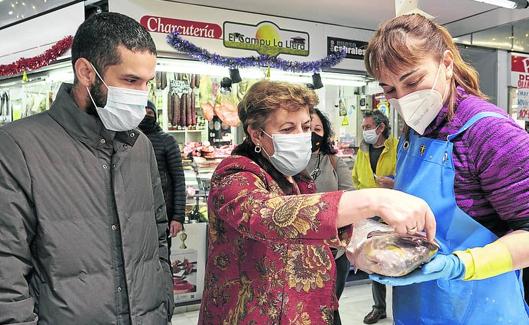 Madre e hijo, de compras en La mar de Ana, en el Mercado del Sur.