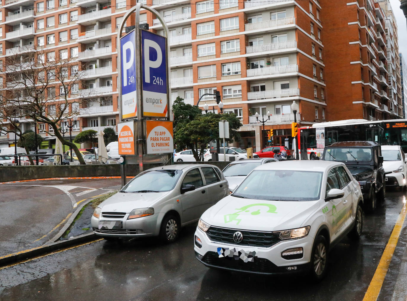 Las restricciones a la hostelería, las lluvias intermitentes y el frío han marcado la mañana de Nochebuena. El tradicional brindis de Nochebuena, ya mermado por las restricciones impuestas por el Principado al servicio hostelero, apenas ha congregado a gente en los bares. Además, se han producido importantes atascos en las vías de acceso al centro de la ciudad.