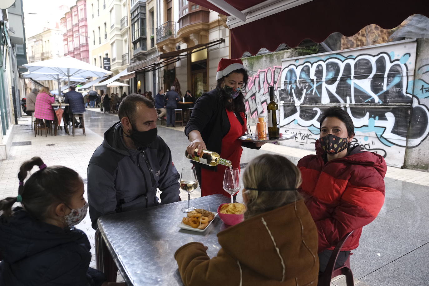 Las restricciones a la hostelería, las lluvias intermitentes y el frío han marcado la mañana de Nochebuena. El tradicional brindis de Nochebuena, ya mermado por las restricciones impuestas por el Principado al servicio hostelero, apenas ha congregado a gente en los bares. Además, se han producido importantes atascos en las vías de acceso al centro de la ciudad.