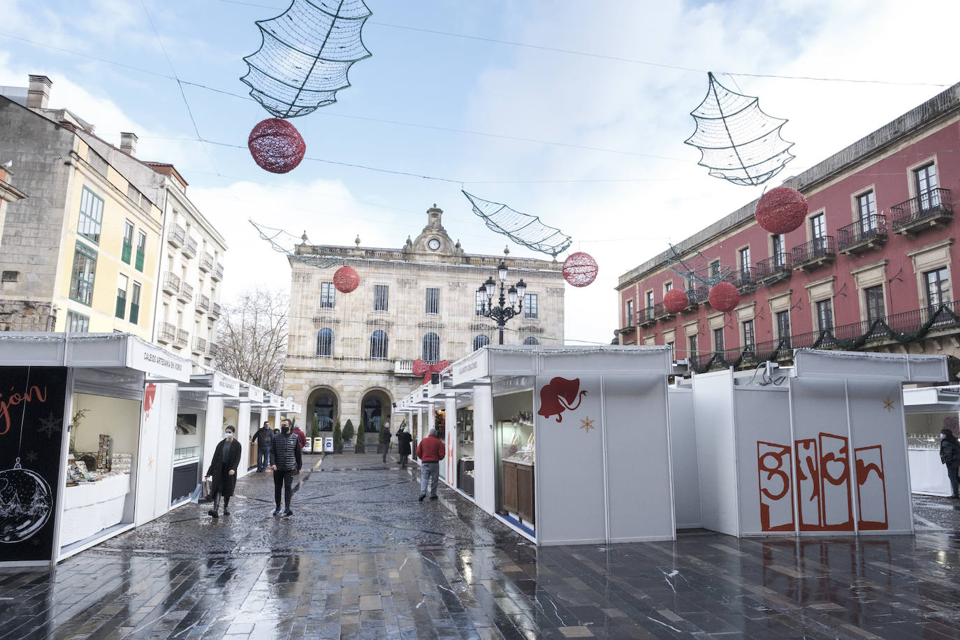 Las restricciones a la hostelería, las lluvias intermitentes y el frío han marcado la mañana de Nochebuena. El tradicional brindis de Nochebuena, ya mermado por las restricciones impuestas por el Principado al servicio hostelero, apenas ha congregado a gente en los bares. Además, se han producido importantes atascos en las vías de acceso al centro de la ciudad.