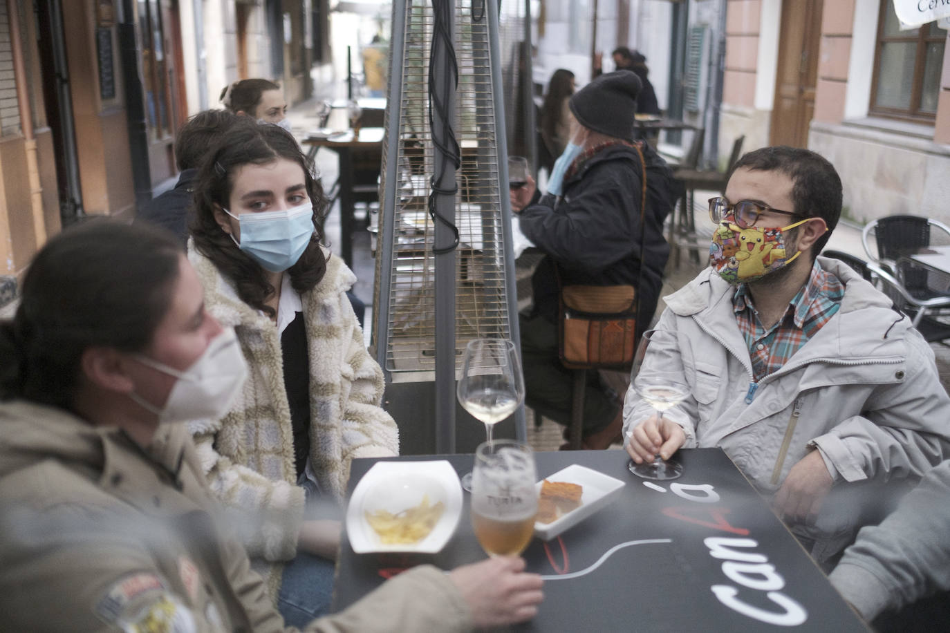 Las restricciones a la hostelería, las lluvias intermitentes y el frío han marcado la mañana de Nochebuena. El tradicional brindis de Nochebuena, ya mermado por las restricciones impuestas por el Principado al servicio hostelero, apenas ha congregado a gente en los bares. Además, se han producido importantes atascos en las vías de acceso al centro de la ciudad.