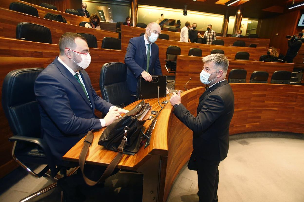 El secretario de Organización y diputado de Ciudadanos, Sergio García, charla con el presidente del Principado, Adrián Barbón, al inicio de la sesión. 