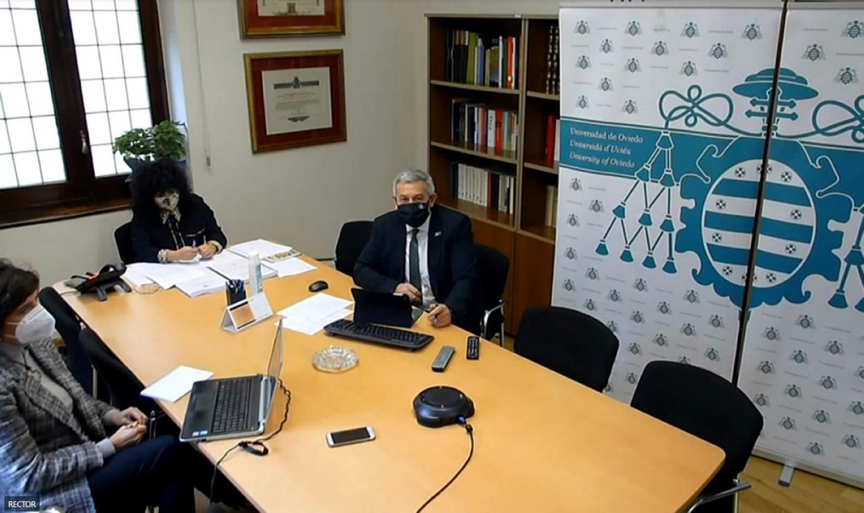 La gerente de la Universidad de Oviedo, Ana Caro, y el rector, Santiago García Granda. 