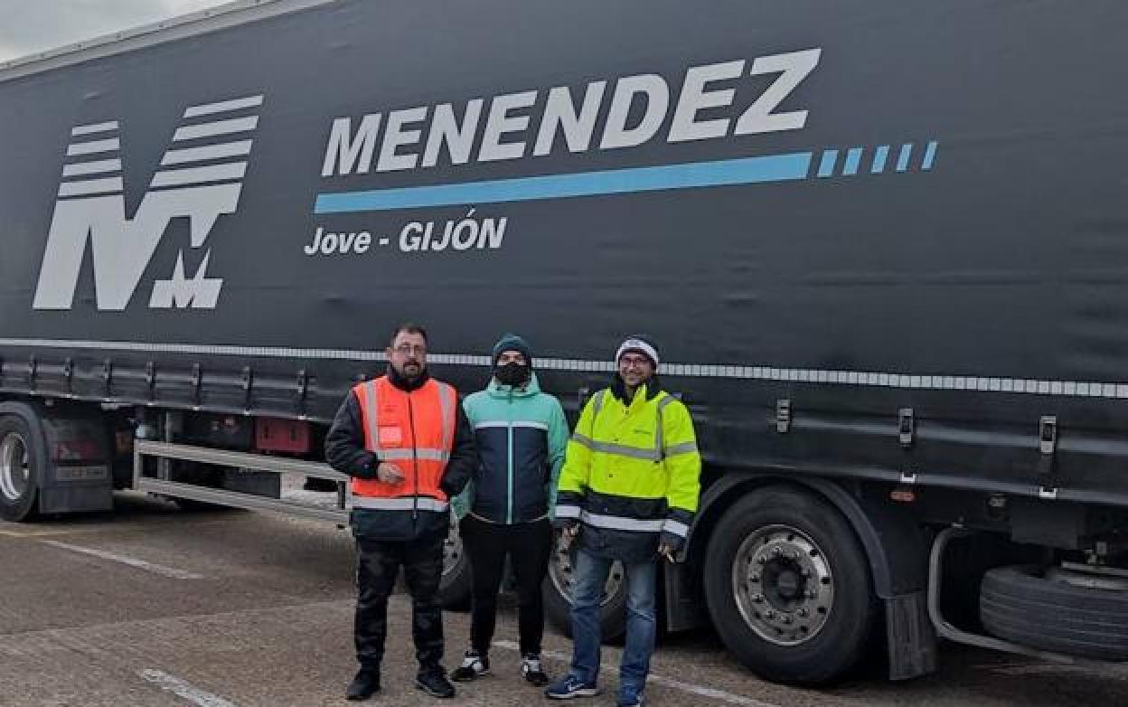 Pablo Candanedo, Isaac Álvarez y Chus Braña delante de uno de sus camiones en el puerto de Newhaven, en Reino Unido. 