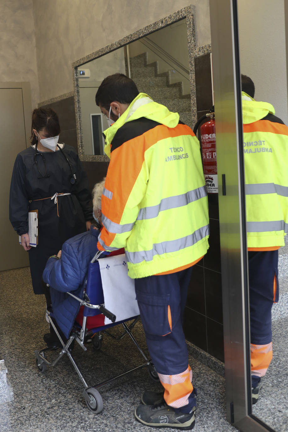EL COMERCIO acompaña a dos técnicos de ambulancias de Transinsa en el Centro de Salud el Parque-Somió en Gijón que les toca trabajar el día de Navidad