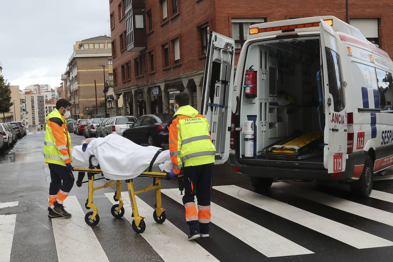 EL COMERCIO acompaña a dos técnicos de ambulancias de Transinsa en el Centro de Salud el Parque-Somió en Gijón que les toca trabajar el día de Navidad