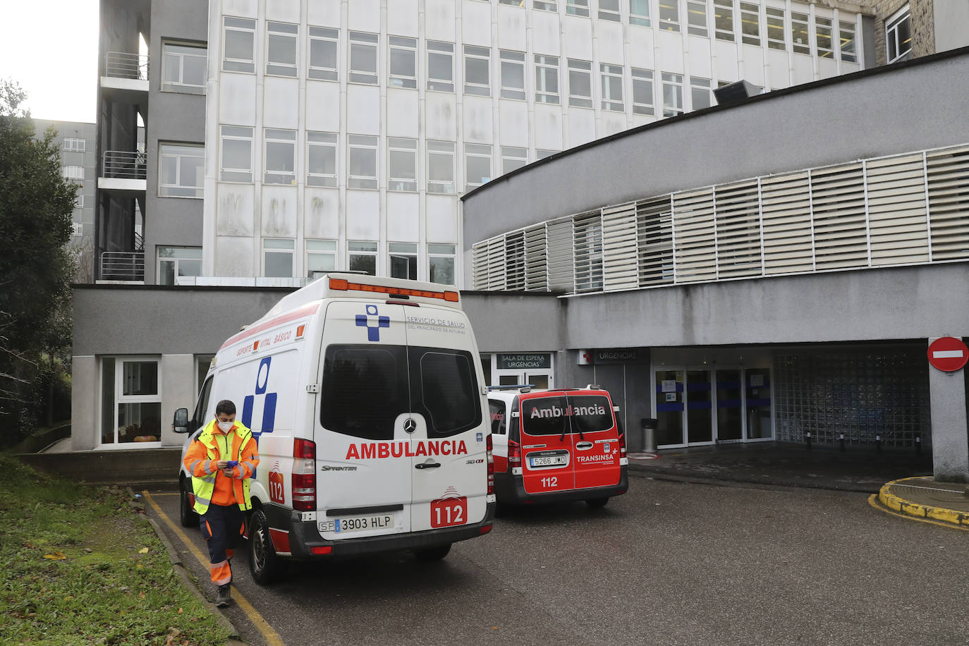 EL COMERCIO acompaña a dos técnicos de ambulancias de Transinsa en el Centro de Salud el Parque-Somió en Gijón que les toca trabajar el día de Navidad