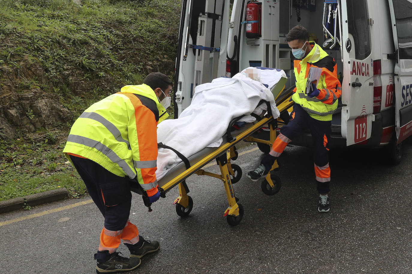 EL COMERCIO acompaña a dos técnicos de ambulancias de Transinsa en el Centro de Salud el Parque-Somió en Gijón que les toca trabajar el día de Navidad