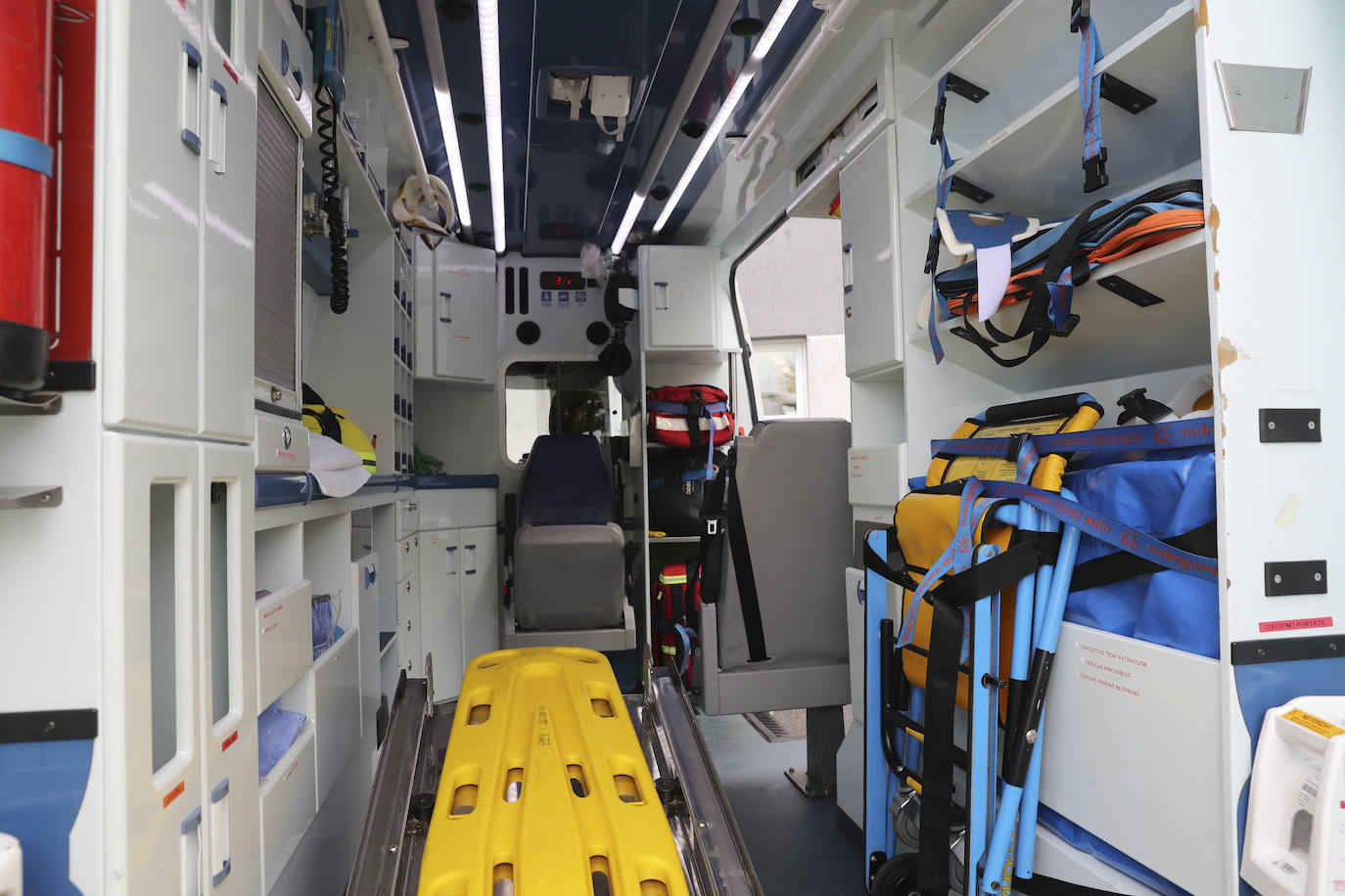 EL COMERCIO acompaña a dos técnicos de ambulancias de Transinsa en el Centro de Salud el Parque-Somió en Gijón que les toca trabajar el día de Navidad