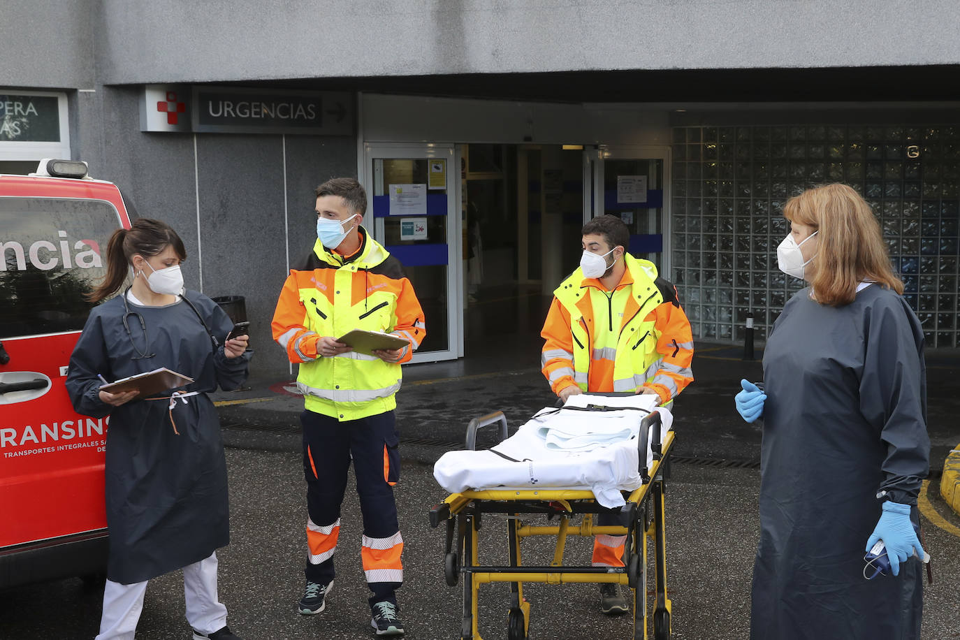 EL COMERCIO acompaña a dos técnicos de ambulancias de Transinsa en el Centro de Salud el Parque-Somió en Gijón que les toca trabajar el día de Navidad