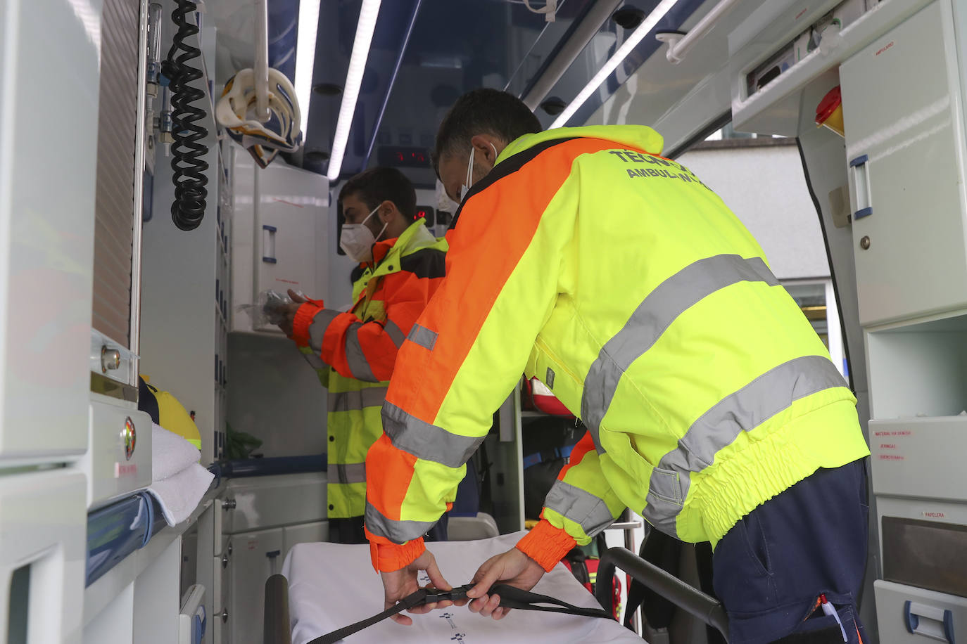 EL COMERCIO acompaña a dos técnicos de ambulancias de Transinsa en el Centro de Salud el Parque-Somió en Gijón que les toca trabajar el día de Navidad