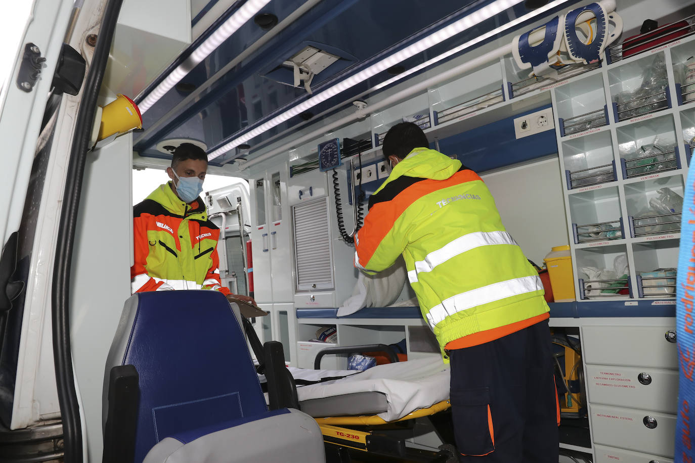 EL COMERCIO acompaña a dos técnicos de ambulancias de Transinsa en el Centro de Salud el Parque-Somió en Gijón que les toca trabajar el día de Navidad