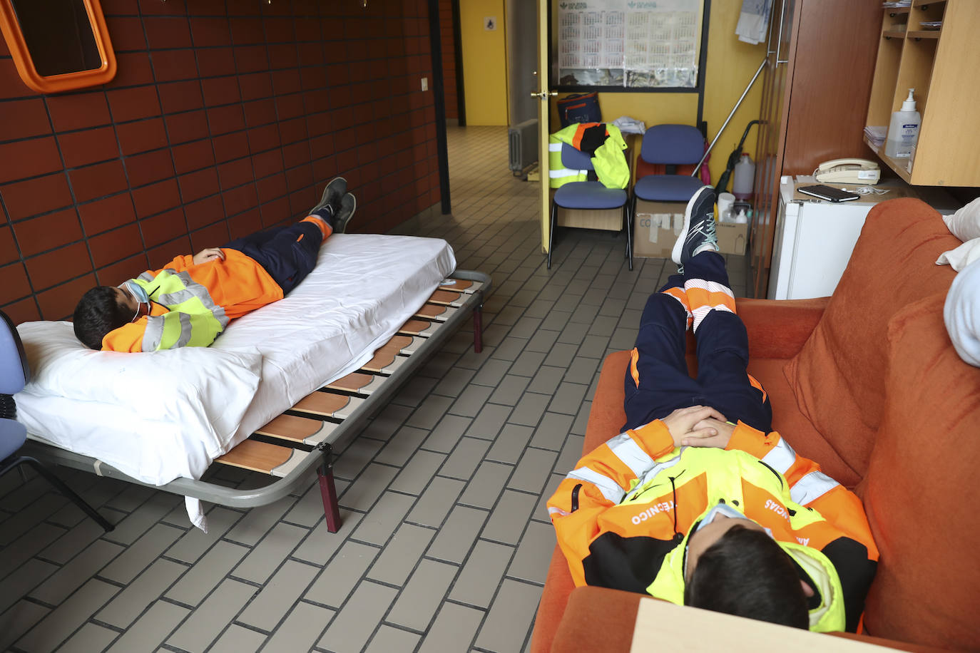 EL COMERCIO acompaña a dos técnicos de ambulancias de Transinsa en el Centro de Salud el Parque-Somió en Gijón que les toca trabajar el día de Navidad