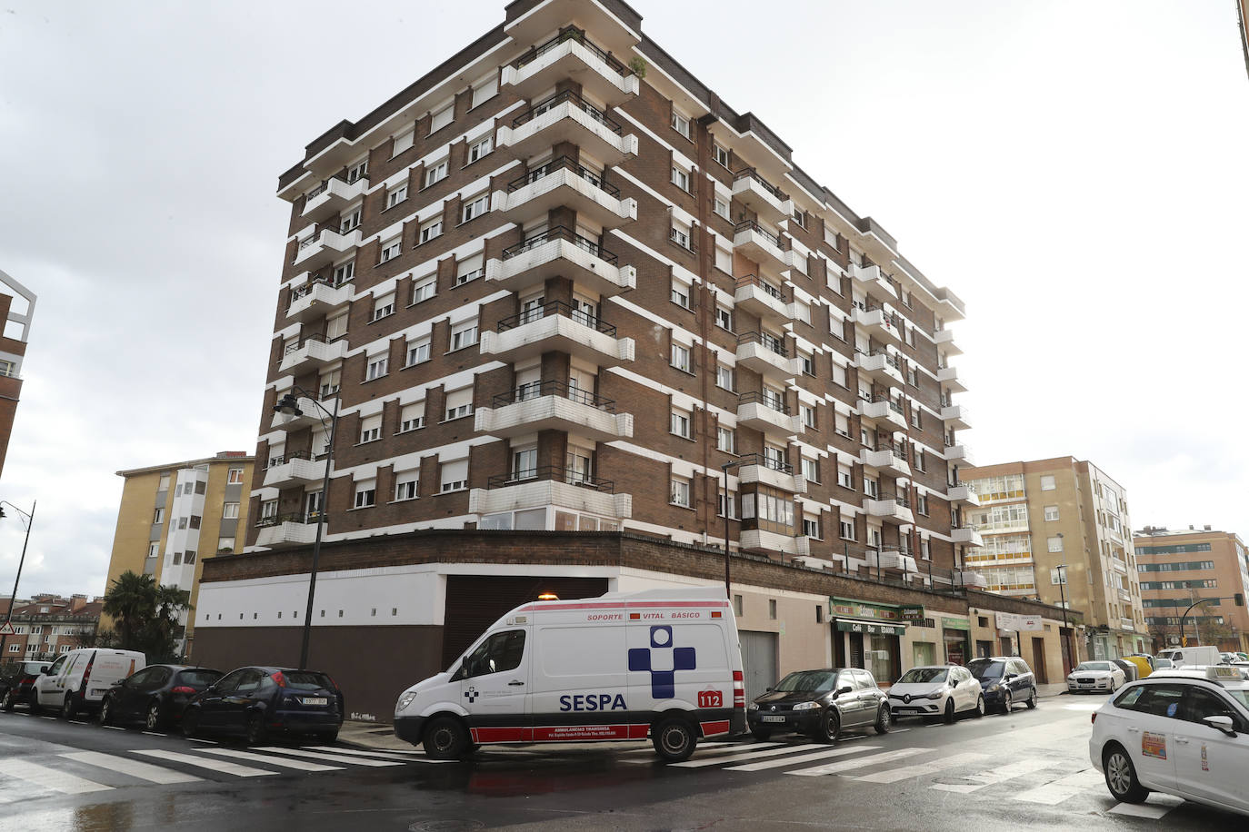 EL COMERCIO acompaña a dos técnicos de ambulancias de Transinsa en el Centro de Salud el Parque-Somió en Gijón que les toca trabajar el día de Navidad