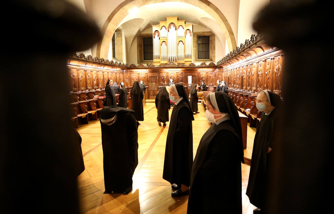 La capilla del monasterio de Las Pelayas cumplió en la tarde de Nochebuena con el tradicional canto de calendas interpretado por la comunidad de religiosa