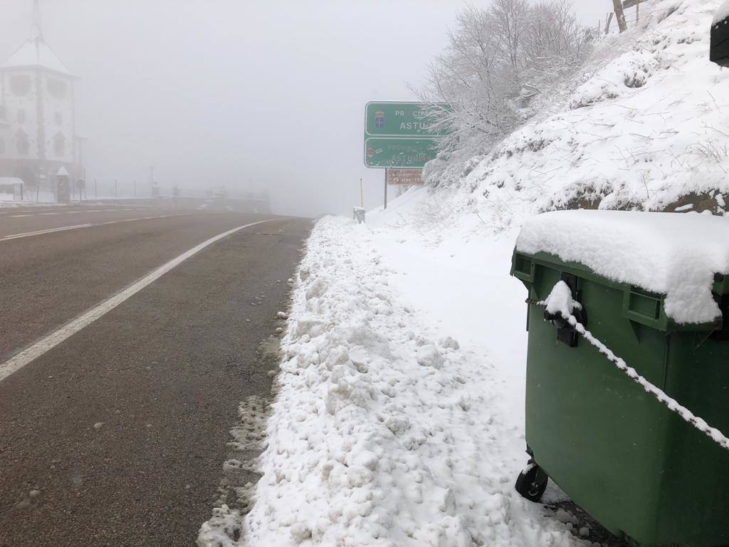 La nieve caída ha dejado varios puertos con cadenas
