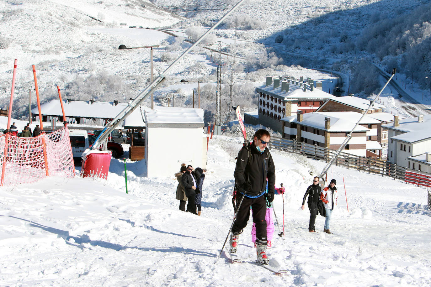 La instalaciones invernales de Asturias continúan cerradas. Igualmente, los amantes del esquí acudieron este sábado a disfrutar de un día soleado.