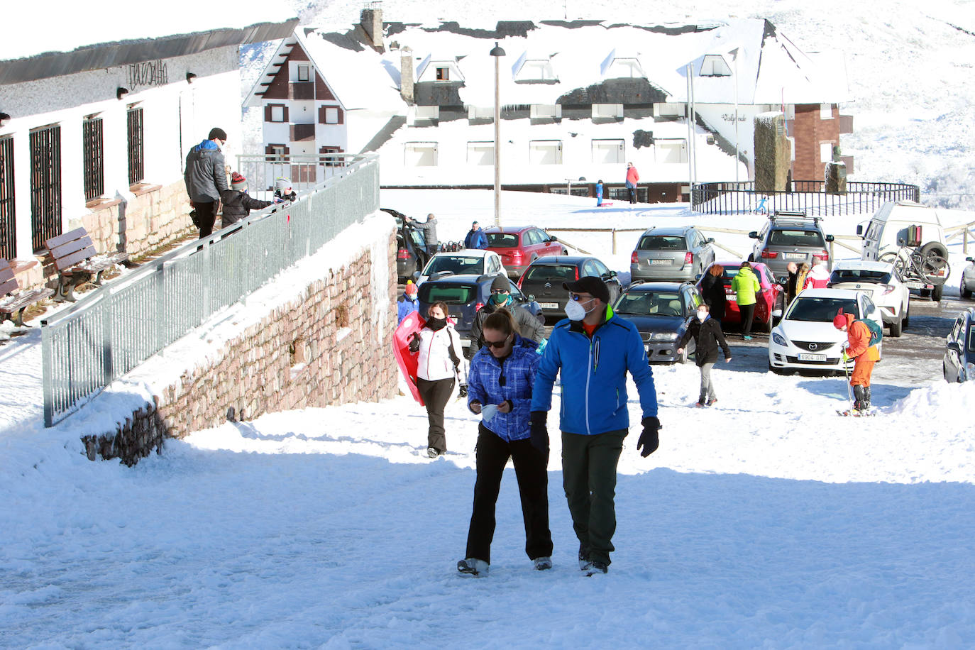La instalaciones invernales de Asturias continúan cerradas. Igualmente, los amantes del esquí acudieron este sábado a disfrutar de un día soleado.