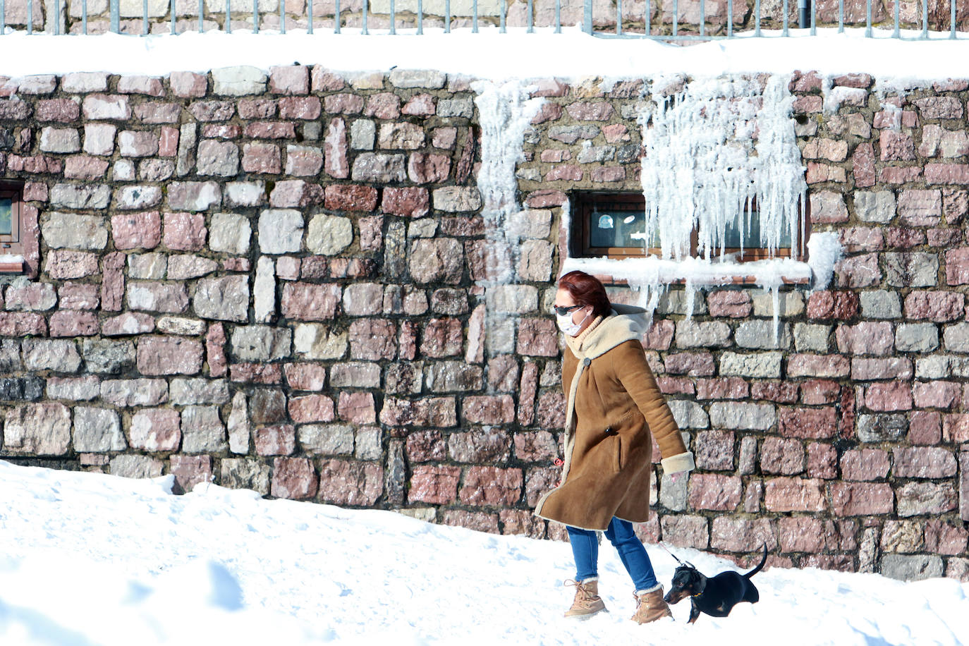 La instalaciones invernales de Asturias continúan cerradas. Igualmente, los amantes del esquí acudieron este sábado a disfrutar de un día soleado.