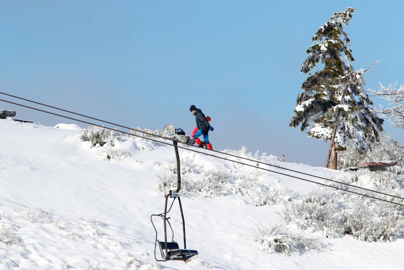 La instalaciones invernales de Asturias continúan cerradas. Igualmente, los amantes del esquí acudieron este sábado a disfrutar de un día soleado.