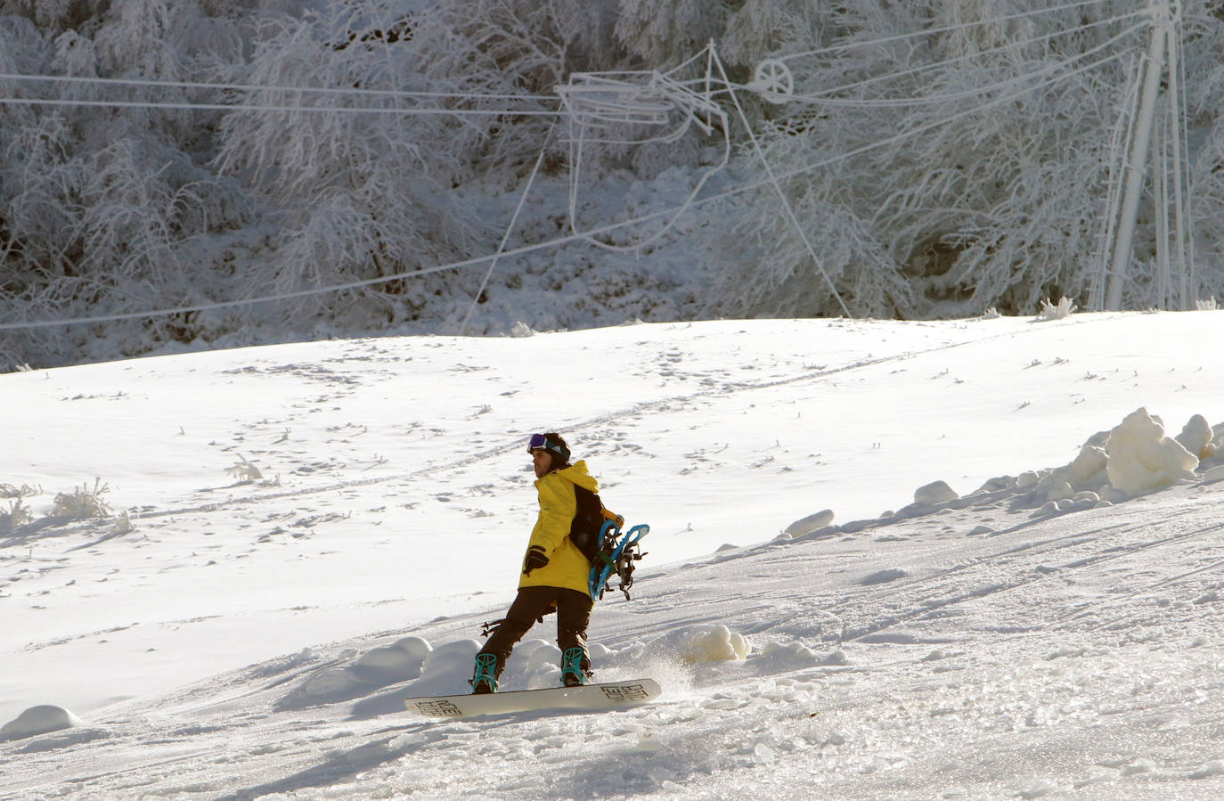 La instalaciones invernales de Asturias continúan cerradas. Igualmente, los amantes del esquí acudieron este sábado a disfrutar de un día soleado.