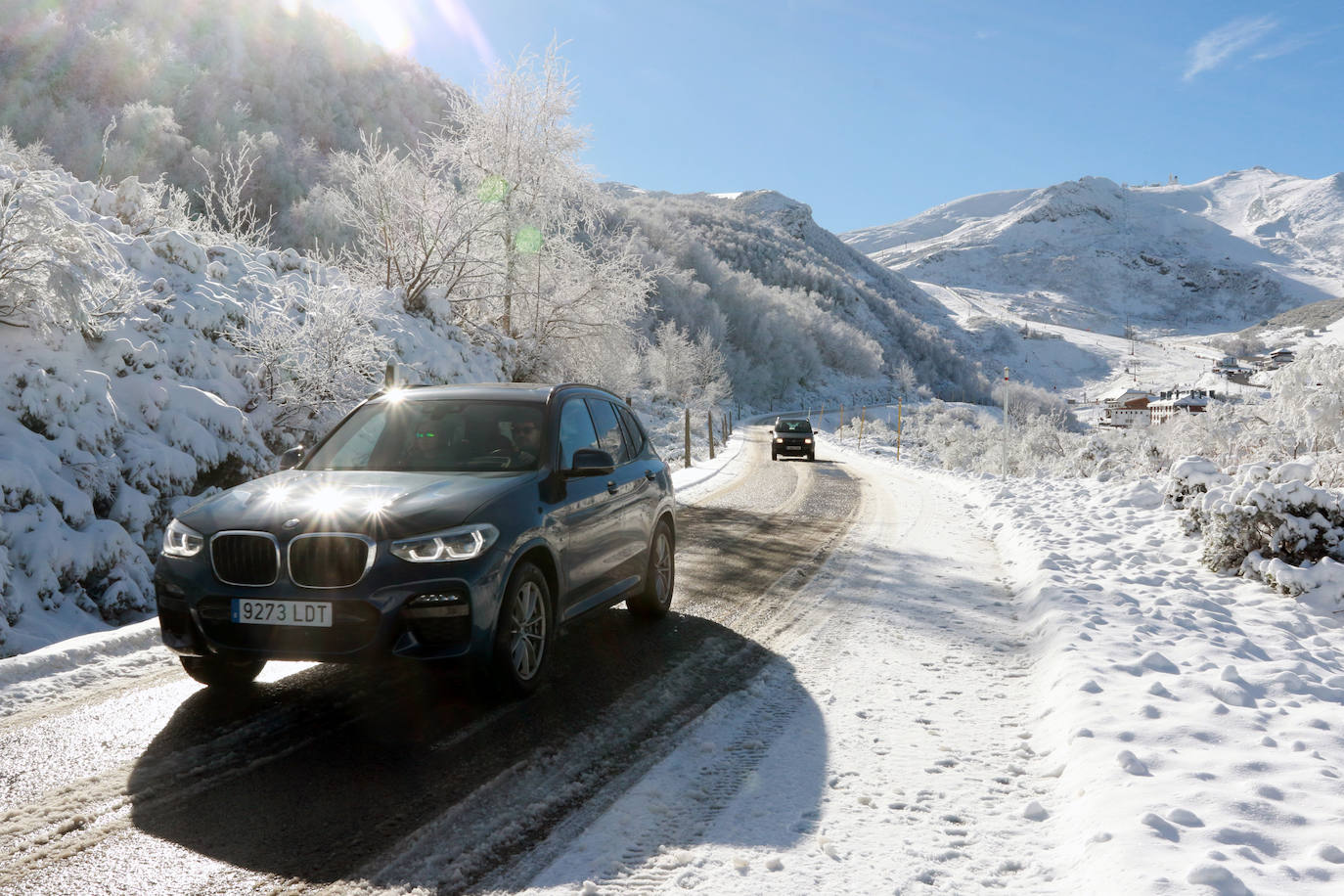 La instalaciones invernales de Asturias continúan cerradas. Igualmente, los amantes del esquí acudieron este sábado a disfrutar de un día soleado.