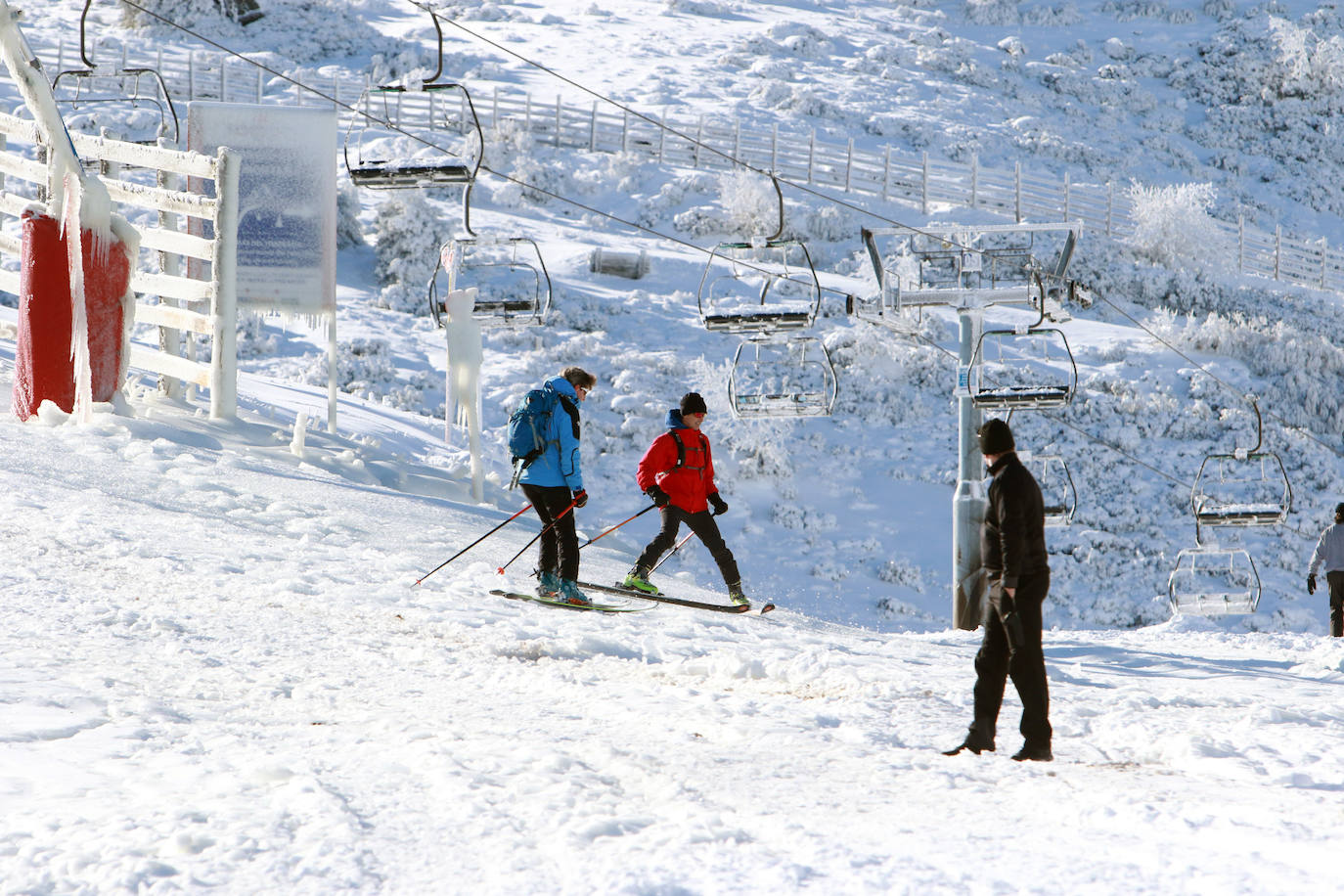 La instalaciones invernales de Asturias continúan cerradas. Igualmente, los amantes del esquí acudieron este sábado a disfrutar de un día soleado.