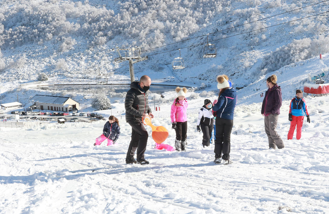 La instalaciones invernales de Asturias continúan cerradas. Igualmente, los amantes del esquí acudieron este sábado a disfrutar de un día soleado.