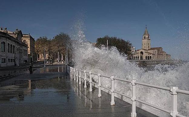 Una imagen de archivo de fuerte oleaje en San Lorenzo, Gijón