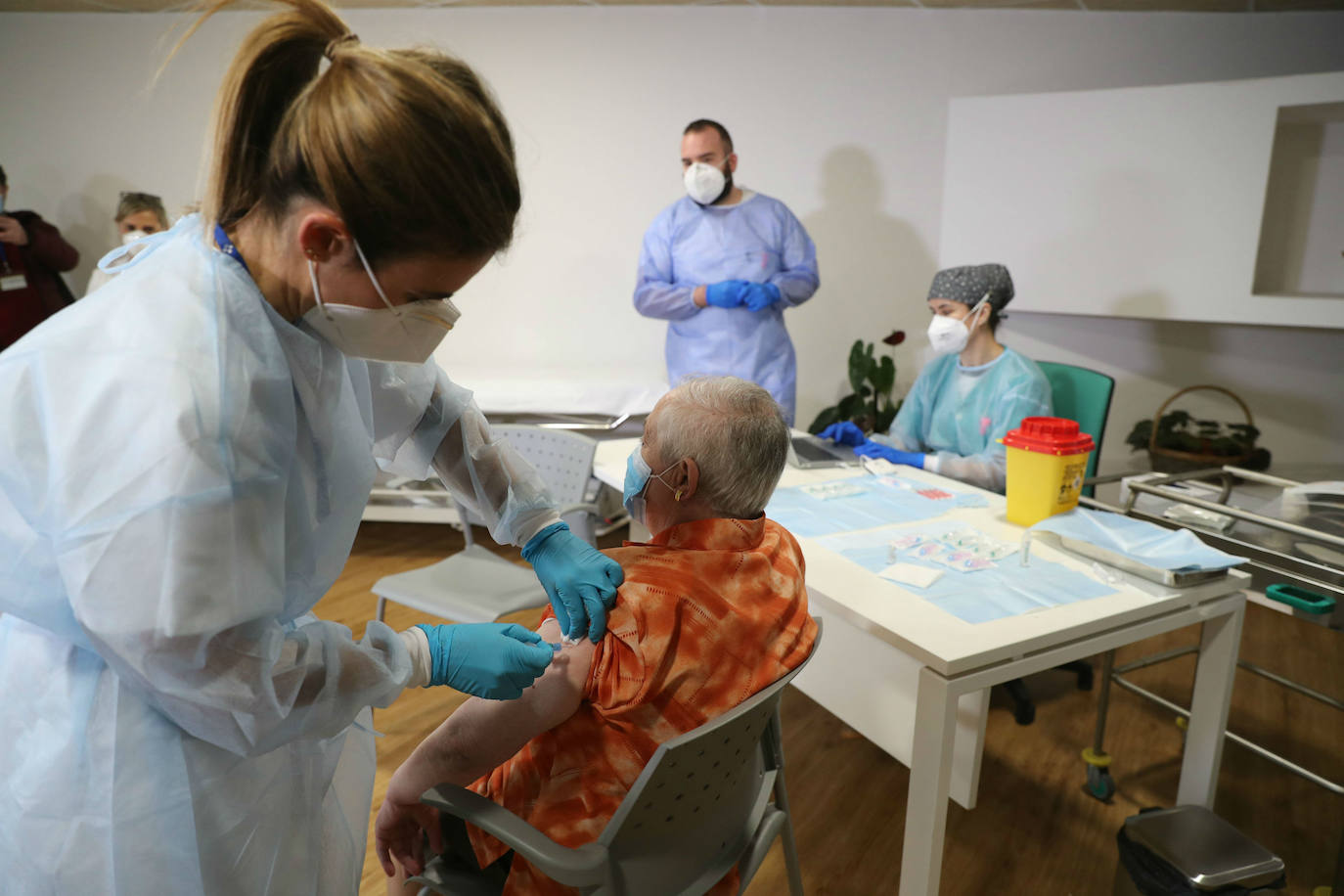 El Sespa administrará a lo largo del día 320 dosis al 95% de los usuarios y a los trabajadores del turno dominical en la residencia gijonesa