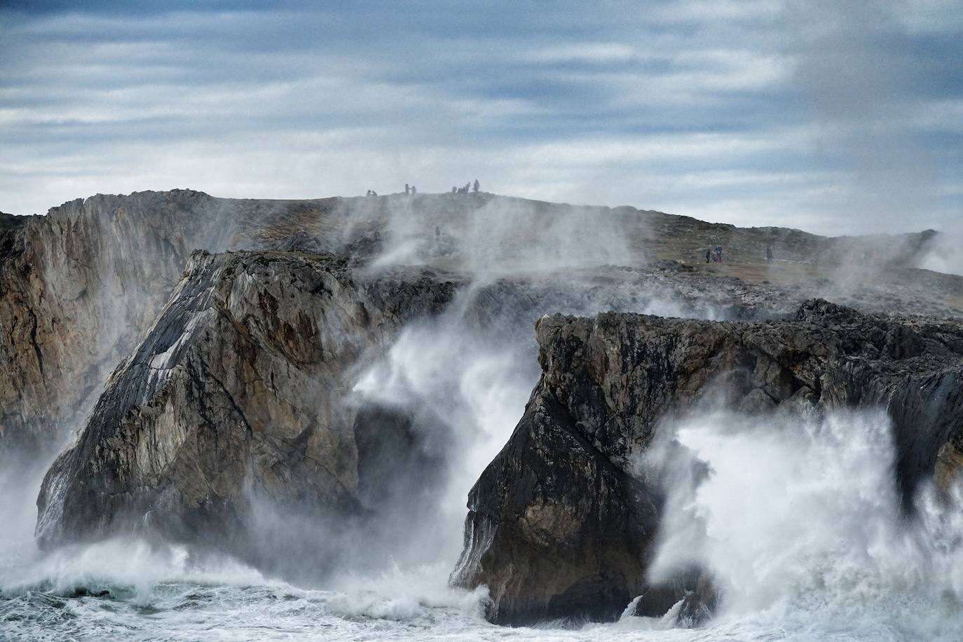 La borrasca 'Bella' tiene a Asturias en alerta roja por olas de hasta 10 metros.