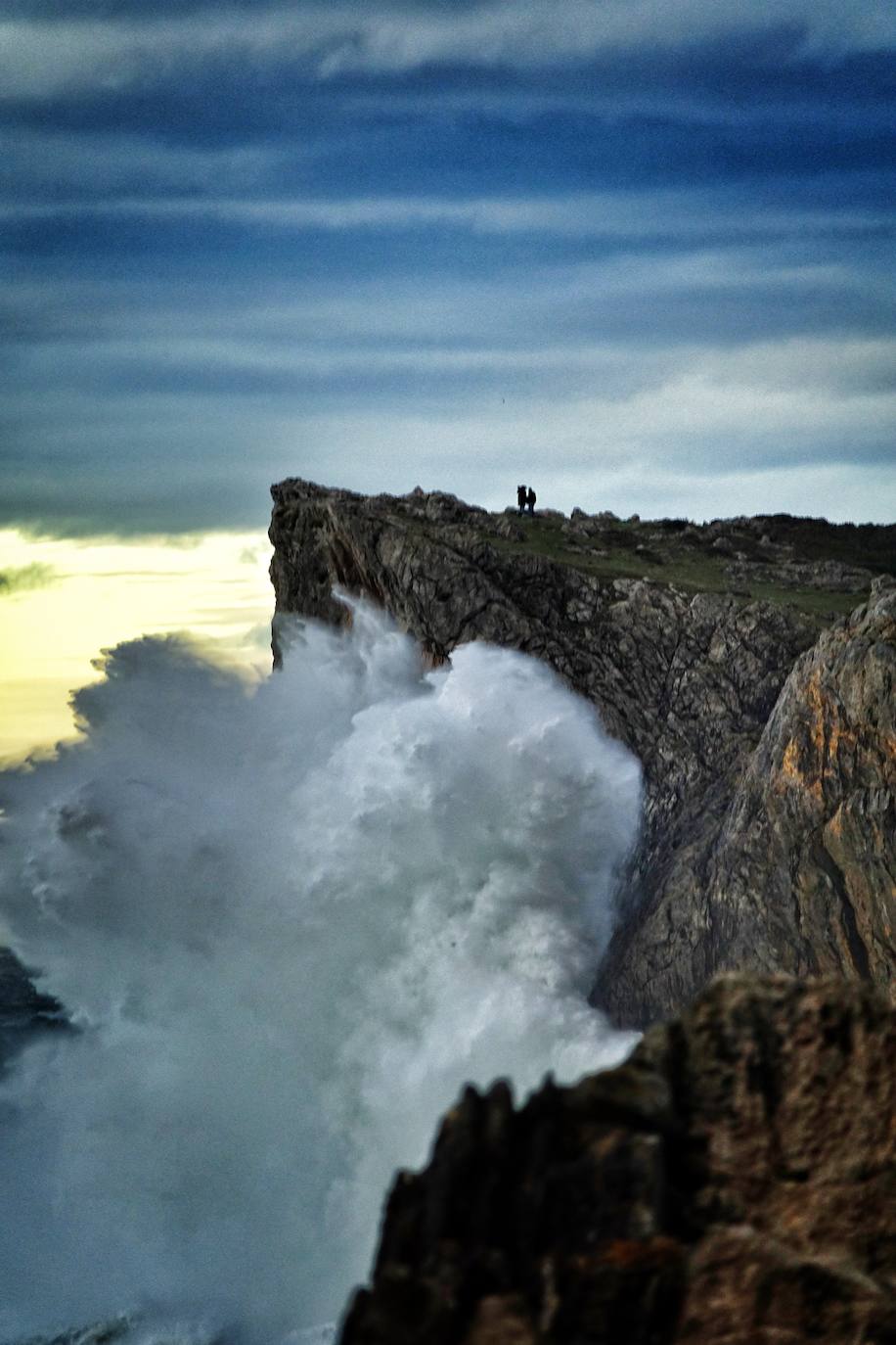 La borrasca 'Bella' tiene a Asturias en alerta roja por olas de hasta 10 metros.