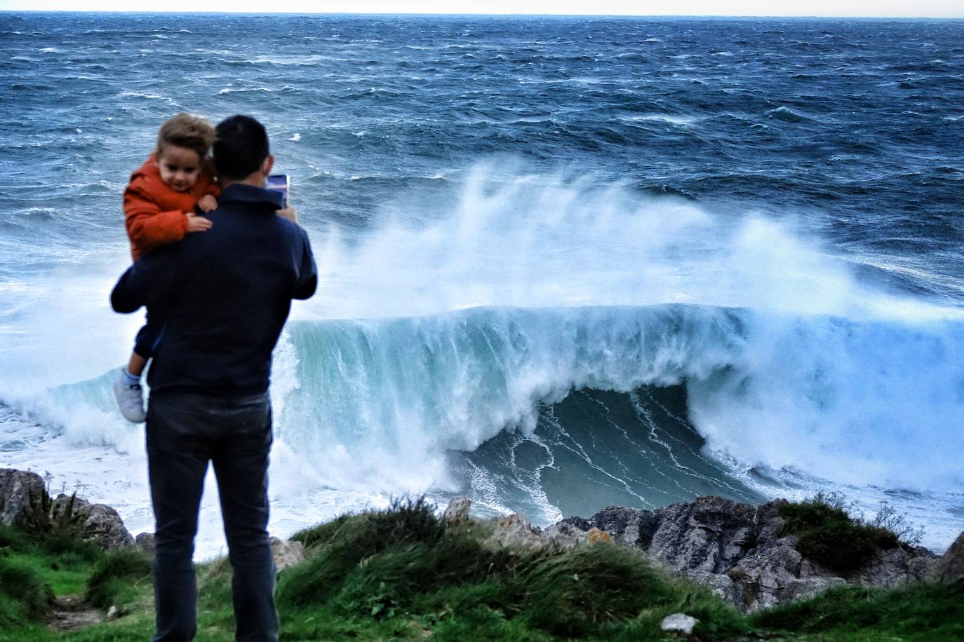 La borrasca 'Bella' tiene a Asturias en alerta roja por olas de hasta 10 metros.
